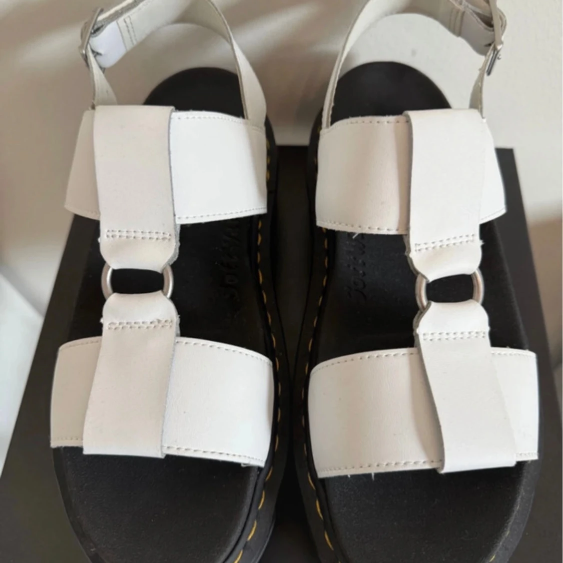 Vita Dr. Martens sandaler med platåsula