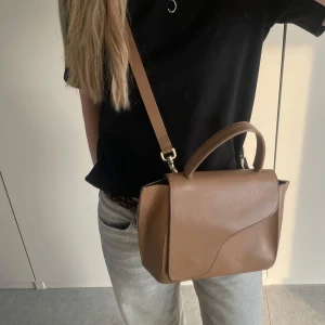 Beige axelväska från ATP Atelier - Säljer min fina ATP väska💗 Den är generellt i fint skick men lite slitningar finns och därav säljer jag den för 2000kr när jag köpte den för 3500kr🥰 