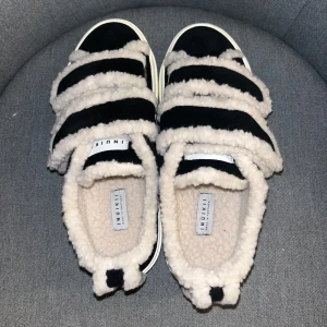 Svarta Inuikii skor - Helt nya inuikiis bara provade en gång. Storlek 40, säljer då de är för stora. Perfekta nu till vinter då de är väldigt varma och super snygga!
