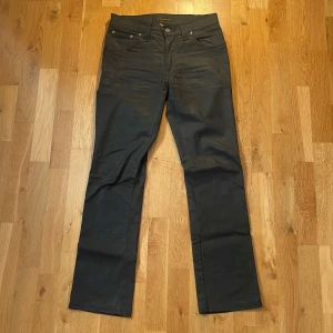 Svarta jeans från Nudie Jeans Co - Snygga svarta jeans från Nudie Jeans Co i storlek 30/32. Skriv om du vill ha fler bilder på jeansen🥰