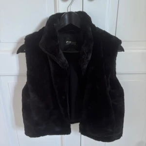 Svart pälsväst  - Perfekt till hösten super söt