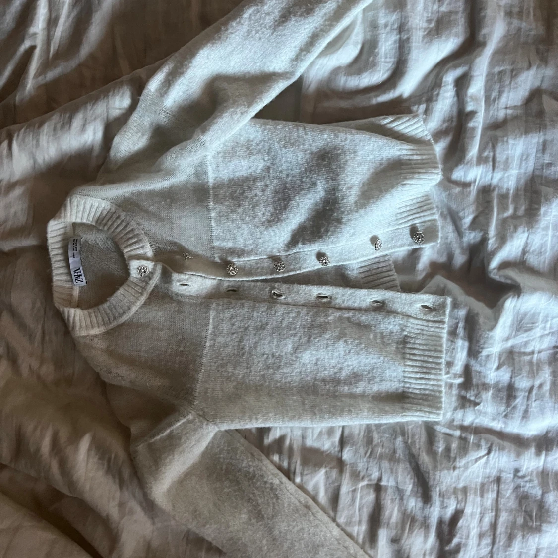 Vit kofta med glittriga knappar från Zara