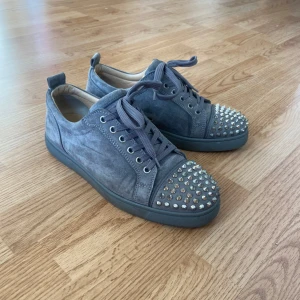 Christian Louboutin skor - Grå Christian Louboutin skor i väldigt bra skick. Finns små skavanker se bild 4 (små fläckar på mockan) Size 40 passar även 40,5-41. Tveka inte att kontakta vid minsta lilla fundering. 