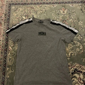EA7 Emporio Armani t-shirt -  Grå Emporio Armani, t-shirt från barnavdelningen men passar storlek XS till S