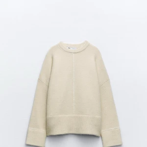 Beige stickad tröja från Zara - Supermjuk och oversized beige stickad tröja från Zara. Säljer då den inte kommer till användning, nypris 399kr 🩷hör av er för frågor! 