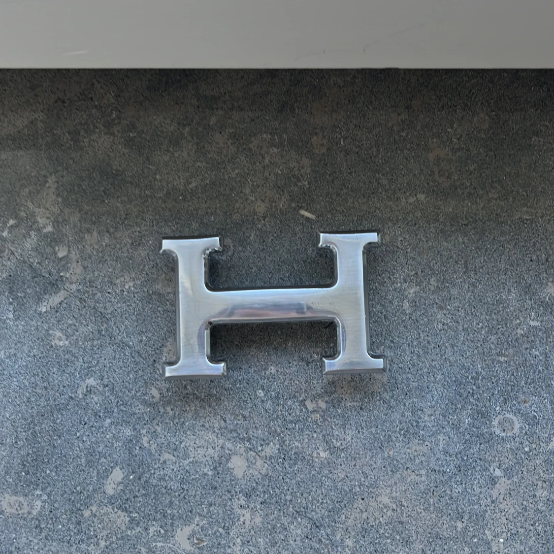 Mörkblått H skärp - 2