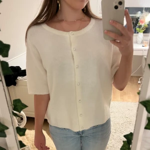 Vit kofta med pärlknappar från 157 - Superfin vit kofta från 157 med pärlknappar. Endast använd en gång💗