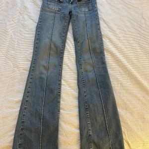 Jeans från Nelly - Jättesnygga jeans från Nelly i storlek 32. I fint skick förutom två små fläckar och några ”småhål” bak vid ena fickan (bild 3 och 4)