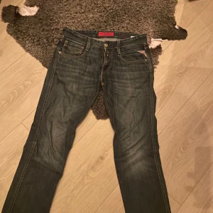 Replay Anbass jeans mörkblå herr 30 - Säljer ett par Replay Anbass jeans i mörkblå tvätt. Tyvärr har jag växt ur de. Storlek 30/30. Mycket bra skick.