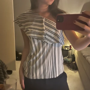 Oneshoulder blus - Jääätte fin blus använd en gång😊😊😊😊