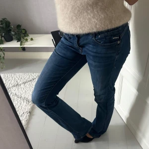 Blå jeans från G-Star med raka ben - Snygga blå jeans från G-Star, använda ett fåtal gånger. Nypris 1 199kr! 