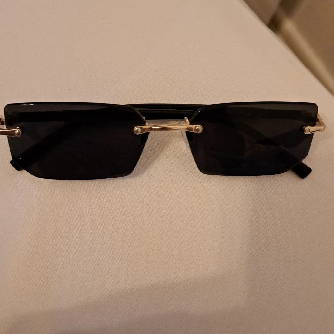 Svarta rektangulära solglasögon guld