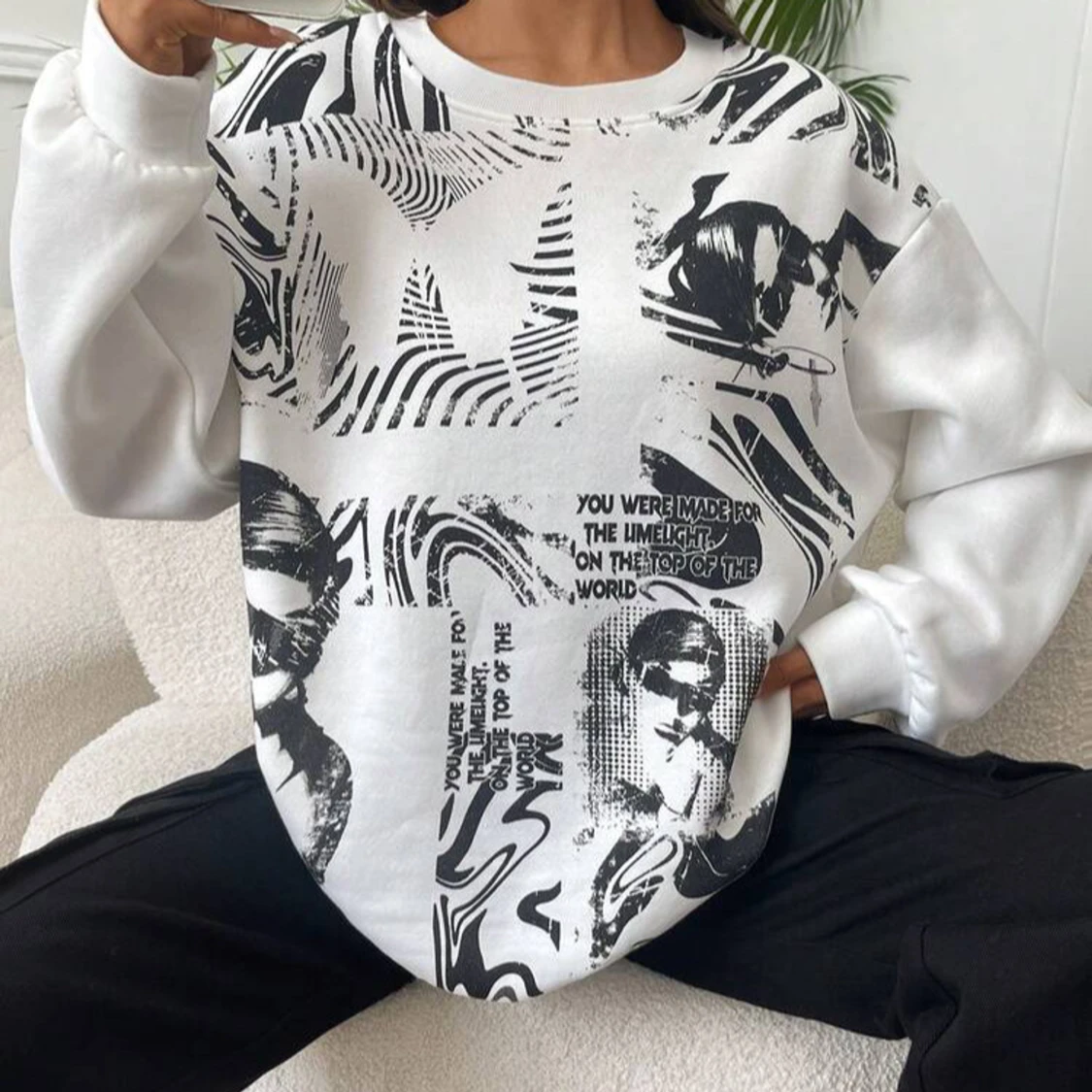 Vit sweatshirt med svart grafiskt tryck