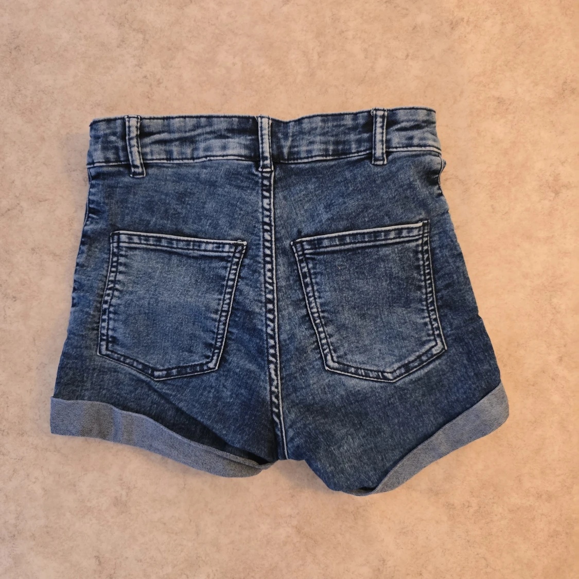 Blå högmidjade jeansshorts - 1