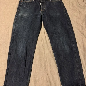 Loose Jeans från Sweet SKTBS - Mörkblå loose fit jeans från Sweet SKTBS i modellen Sweet Loose Jeans. Tillverkade i 100% bomull. Använt skick som syns på bilderna, hör av dig vid funderingar!