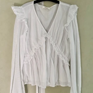 Vit söt blus topp Gina Tricot 158/164 XXS XS volanger boho chic milkmaid babydoll coquette - Vit blus från Gina Tricot Young.  Storlek 158/164, passar även XS.