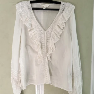 Vit söt blus topp spetsdetaljer spets volanger boho chic milkmaid babydoll blommor coquette bohemisk - Vit söt blus med fina detaljer! Storlek 34.