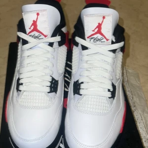 Nike Air Jordan 4 Fire Red sneakers - Säljer nu mina  Jordan 4 Retro ”Red Cement” sneakers pågrund av att dom inte kommit till användning och vill sälja många av mina skor i min samling. Dom är i storlek 42.5 och helt nya oanvända. 