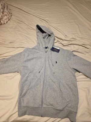 Ralph Lauren Zip Hoodie - Säljer ralph lauren zip hoodie, priset kan diskuteras, den är i helt nytt skick o allting är som det ska