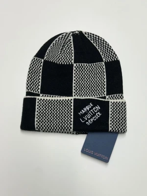 Lv Mössa - Helt ny aldrig använd. Storlek One size. Snabb frakt fraktar inom 24h.