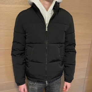 Svart vinterjacka herr! - Säljer denna super snygga vinter jackan! Jackan är i nyskick och är endast använd två gånger! Säljer då den tyvärr inte kommer till användning! Pris kan diskuteras vid snabb affär! Hör av dig vid frågor!😊