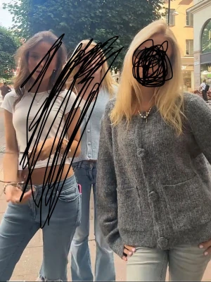 Grå stickad kofta med knappar - Mysig grå stickad kofta med stora knappar framtill och två fickor. Koftan har lång ärm och en loose passform, perfekt att slänga på sig när det är kyligt ute. Enkel och stilren design som funkar till det mesta. Står XL men är som XS för mig.