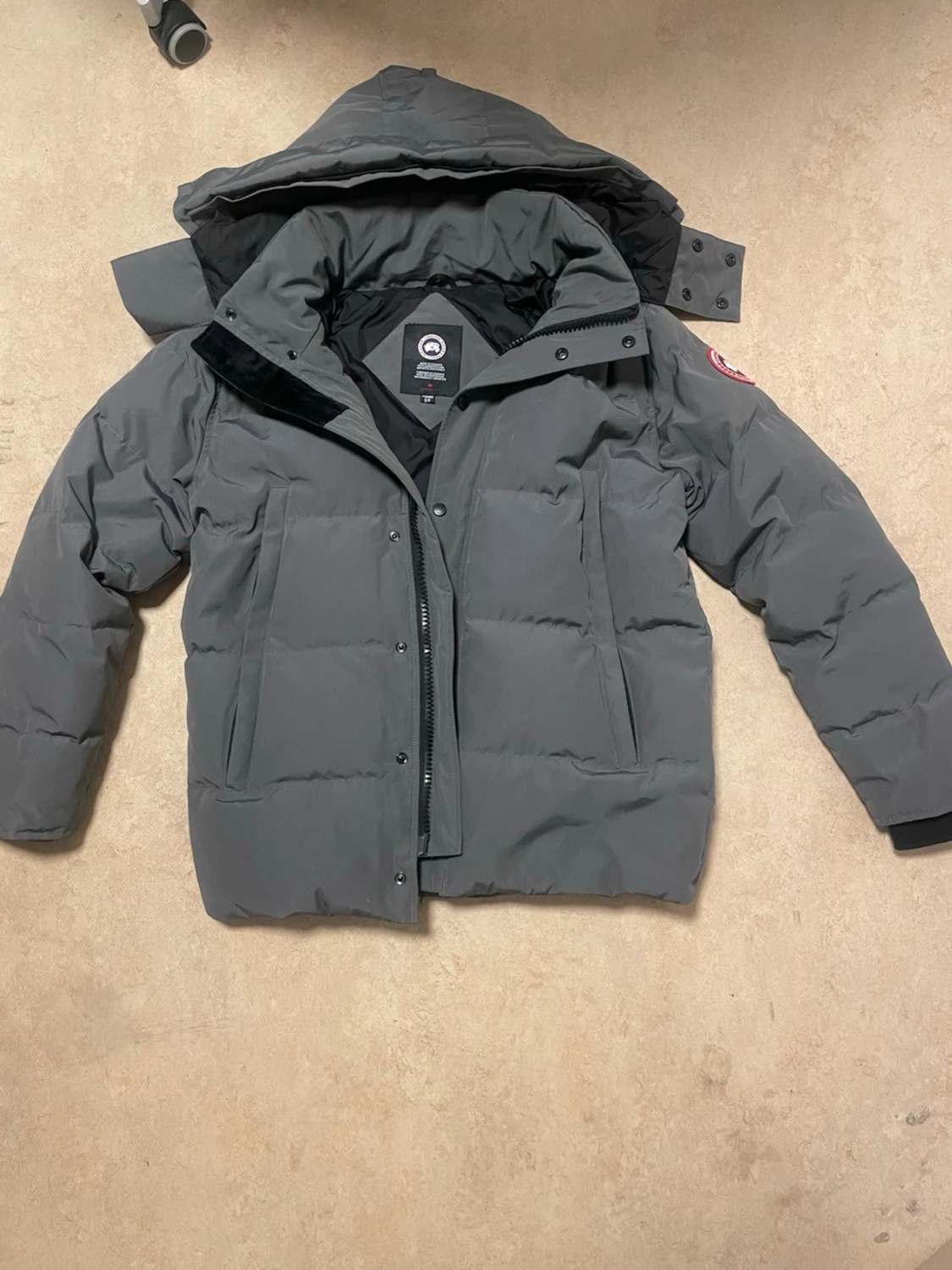 Grå pufferjacka från Canada Goose 