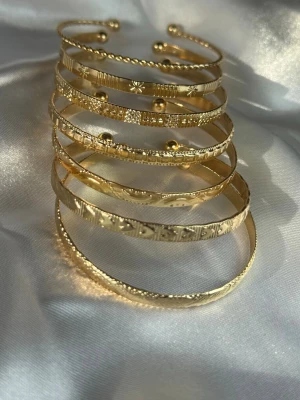 Guldiga armband set 7st - Jättefina klassiska armband set 7 st helt nya, dem är justerbara. Skickar med i en liten presentpåse 🎁(Material guldfärgad metall rostfritt) ✨   Postar paketet redan samma dag så den hinner komma fram innan nyår