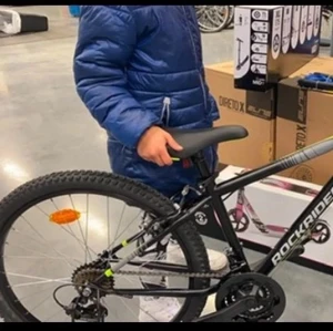 Grå/grön svart cykel från Decathlon storlek 24 - Grå/grön svart cykel från Decathlon. Jättebra kvalité och den är fortfarande som ny alla 18 växlar fungerar
