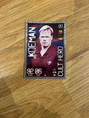 Vinröd rutig väst FC Barcelona - Säljer en vinröd rutig väst med klassisk krage och FC Barcelona-märke på bröstet. Västen har en sportig look och är perfekt för dig som gillar fotboll och vill sticka ut med en ikonisk klubbdesign.