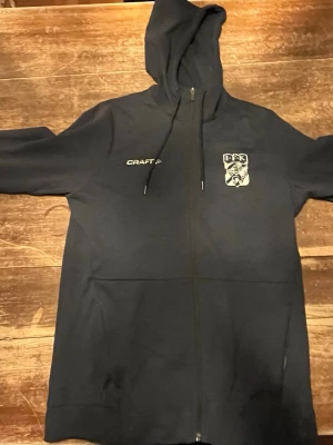 IFK Craft hoodie - Mörkblå IFK hoodie från craft,storlek L, knappt använd, ca 600kr ny och katt finns i hemmet.