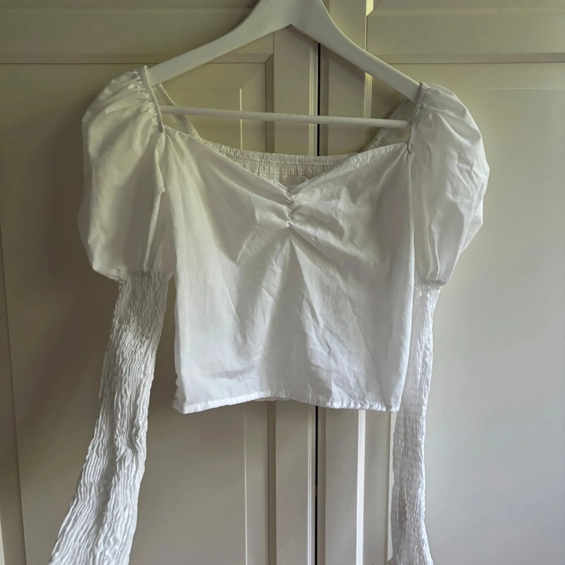 Vit blus med puffärmar och smock - 1