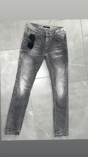 Gråa nudie jeans - Säljer ett par riktigt fräscha nudie jeans i storlek W30/L34. Skick: 7/10= bra skick. Tveka inte på att Höra av er vid frågor och minsta funderingar 😄