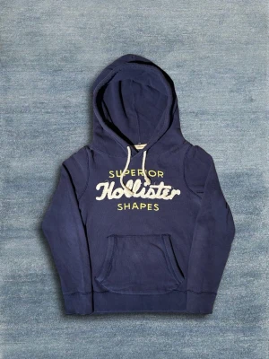 Hollister Hoodie - Blå Hoodie ifrån Hollister i storlek M. Tröjan i bra skick. Hör av dig vid frågor eller om du vill ha fler bilder!🙌