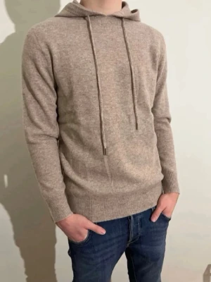 Merinoull Hoodie  - Exklusiv och stilren hoodie i 100 % merinoull ✨ Perfekt för vår- och sommarsäsongen. Storlek XS, mycket sparsamt använd (max 3 gånger) och i utmärkt skick utan defekter. Kontakta mig gärna vid intresse eller frågor 😊(Priset är diskuterbart)