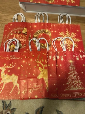 Julpresentpåsar - 6 olika motiv med 2 ex vardera, totalt 12 påsar :)   20,5 x 14,5 cm :)