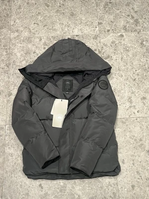 Canada Goose Macmillan Black Label - Tja! Säljer nu min sprillans nya Canada Goose Macmillan jacka. Jackan är helt ny och oanvänd och säljs på grund av att jag köpt en annan jacka. Skriv privat vid minsta lilla fundering!