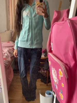 Ljusblå hoodie med dragkedja och huva - Säljer en ljusblå hoodie som tyvärr inte blir använd😢 köpt secondhand men braskick, storlek XS/S