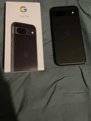 Google Pixel 8a - Säljer en Google Pixel 8a som fungerar helt som den ska. Telefonen är snabb, smidig och har en mycket bra kamera. Det finns en liten spricka längst ner på högra sidan av skärmen. Den påverkar inte touch eller användning och syns knappt när man använder mobilen. I övrigt är telefonen i fint skick. Perfekt för dig som vill ha en modern Android-telefon till ett lägre pris   Hör av dig vid frågor.