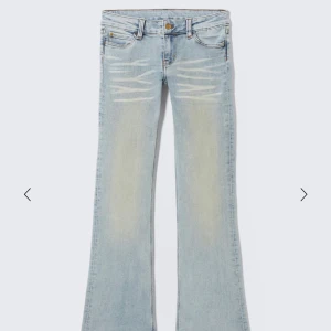 Cheap Monday jeans - Säljer ett par ljusblå bootcut jeans från Cheap Monday med coola slitningar framtill och klassiska fem fickor. Jeansen har låg midja och en grön patch med logga bak. Perfekt passform och mjukt denimtyg. Använda ett fåtal gånger eftersom köpte fel storlek. 25/30❤️