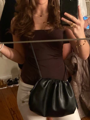 Vinröd/brun body från hm  - Säljer denna vinröda/bruna bodyn från hm som endast är använd 1 gång!! Den är i storlek xs - s men skulle säga att den passar m också❣️❣️❣️