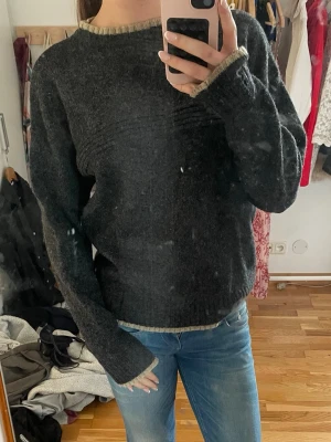 Svart ulltröja med beigea kanter - Säljer denna unika ulltröjan, knappt använd💕