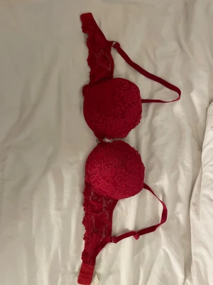 röd  bh - jätte fin röd spets bh❣️står inte vart är den är ifrån men tror new yorker, push up