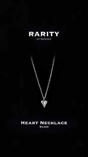 Heart Necklace - Silver: Unikt silvrigt halsband med hjärta - Otroligt snyggt och unikt halsband i rostfritt stål. Halsbandet är i en fin silvrig färg och har fina detaljer som får outfiten att poppa!🪽