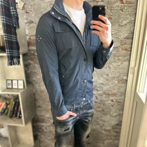 J.lindeberg Field Jacket - Mycket fint skick, inga defekter. Storlek S passar dig som är mellan 170-180cm ungefär. Nypris ca 4000kr. Modellen är 185 cm, 79 kg. Självklart äkta - Kolla bara recensionerna! Passar bra nu till vintern. Skriv för mer information!🤝