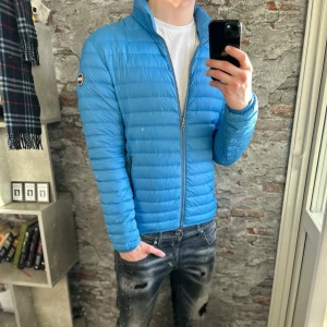 Colmar Jacka - Mycket fint skick, lite lätt fläckig på insidan bara. Storlek  50/M passar dig som är mellan 178-188cm ungefär. Nypris ca 2500kr. Modellen är 185 cm, 79 kg. Självklart äkta - Kolla bara recensionerna! Passar bra nu till vintern. Skriv för mer information!🤝