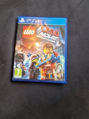 The LEGO Movie Videogame (PS4) - The LEGO Movie Videogame till PS4 i fint skick. Komplett med fodral, manual och skiva. Spela som Emmet och hans vänner i ett äventyr fyllt av LEGO-karaktärer och bygg utmanande världar. PEGI 7. Perfekt för familjer och LEGO-fans.