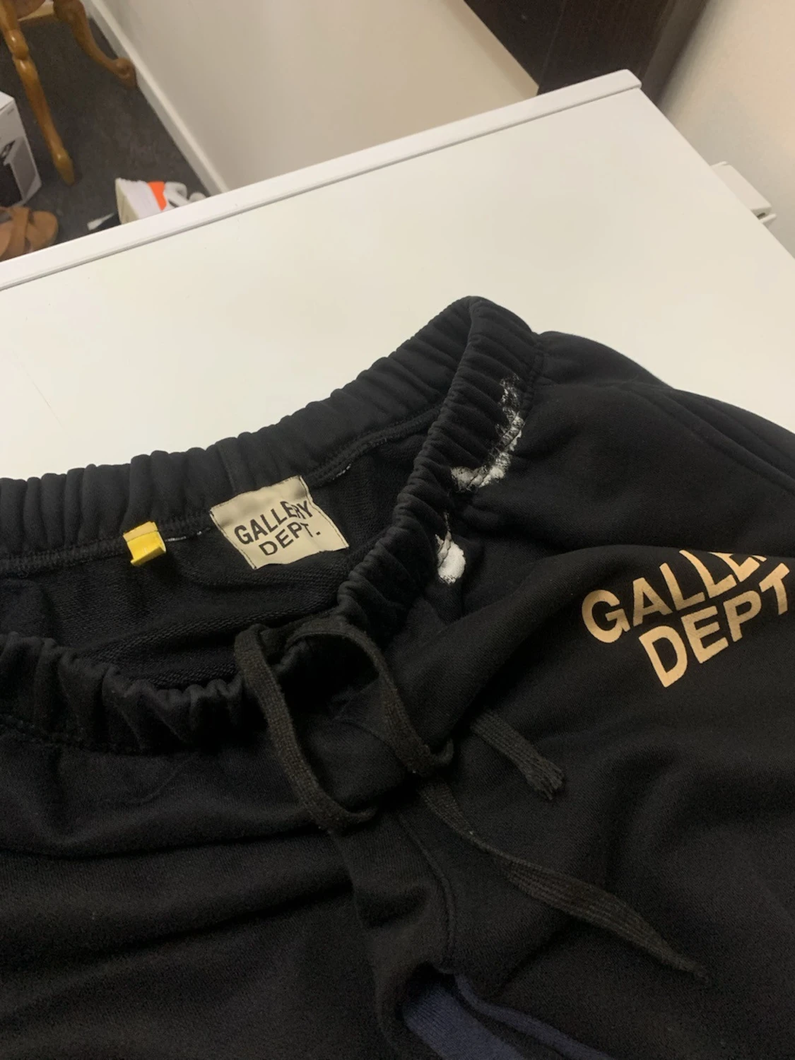 Svart Gallery Dept. byxa med färgstänk - 1