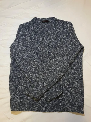  stickad ull/kashmir tröja - Riktigt snygg unik stickad tröja i en fin blå färg från SAND. Kashmir och ullblandning, perfekt nu när det är kallare ute och under våren. Bra skick, storlek M men sitter som M/S. Skriv vid minsta intresse, pris går alltid att diskutera vid smidig affär 😀