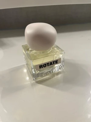CAIA ROTATE Eau de Parfum - Säljer caias Rotate parfym. Parfymen innehåller 50 ml och har använts 2-3 gånger. Parfymens toppnoter: rosé peppar, grapefrukt och bergamott. Hjärtnoterna: saffran, kanel, elemi. Basnoter: Tobak, läderackord och cederträ.  Original pris är 645kr och den är slutsåld på caias hemsida.
